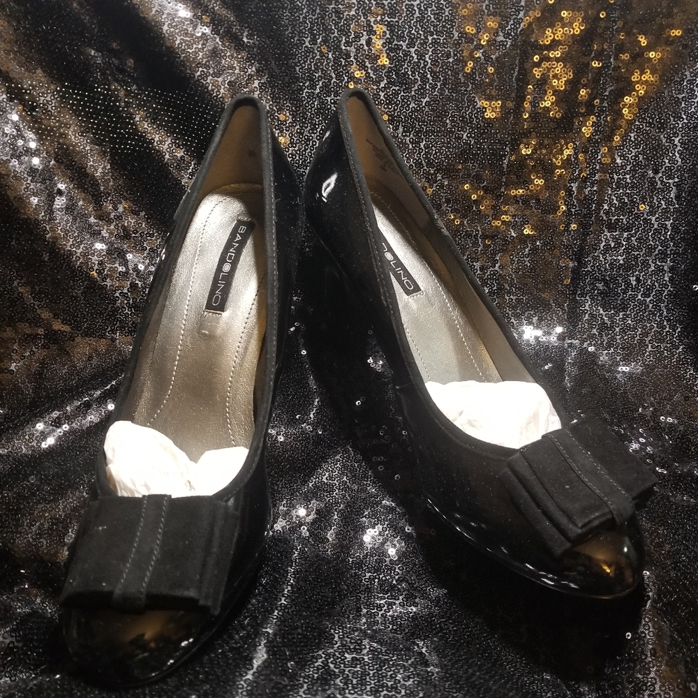 Bandolino black patent 3½ inch pump with suede bow. Size 10